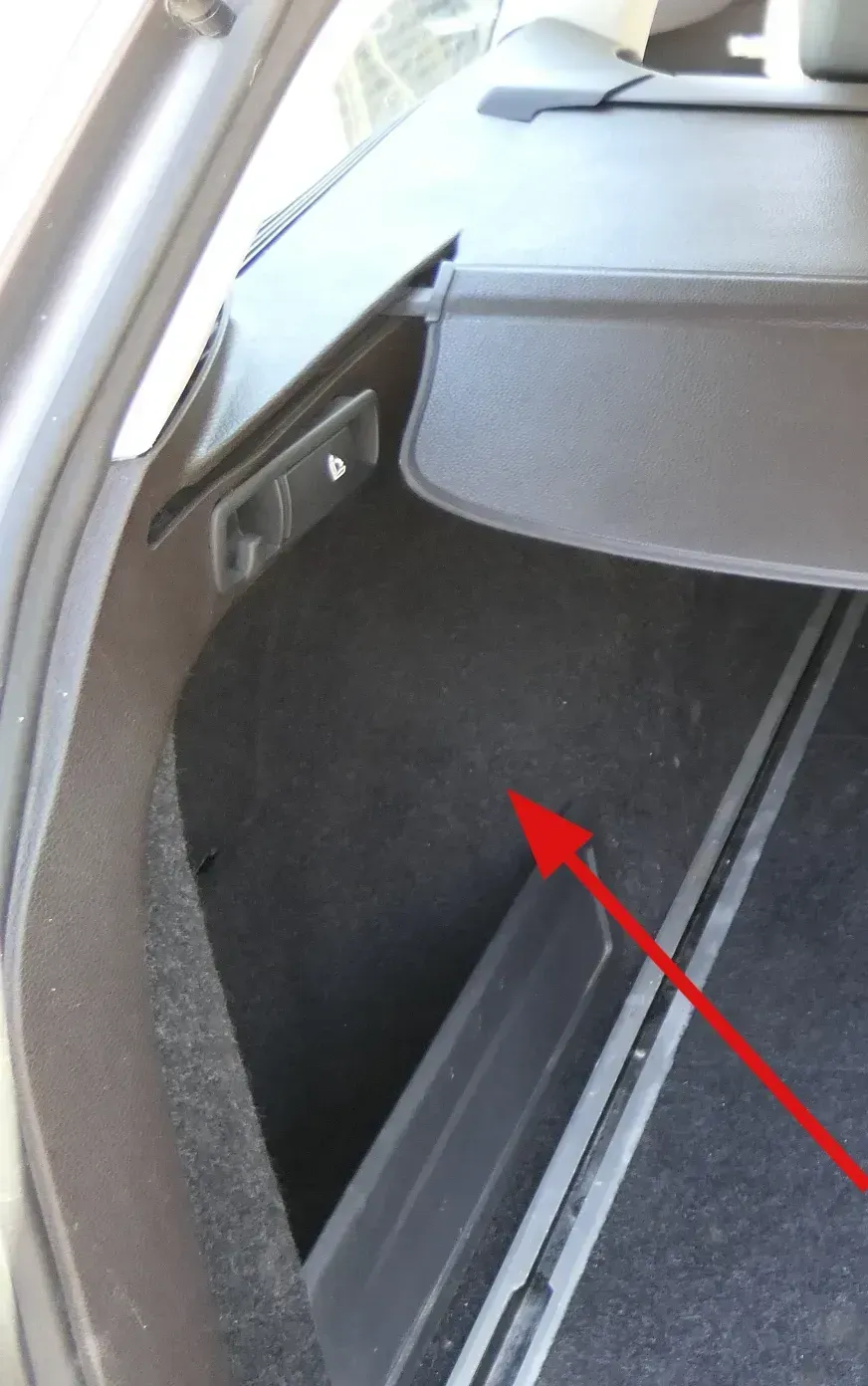 VW Passsat 3C B7 Kombi Abdeckung Verkleidung Kofferraum hinten links BRAUN - Bild 1
