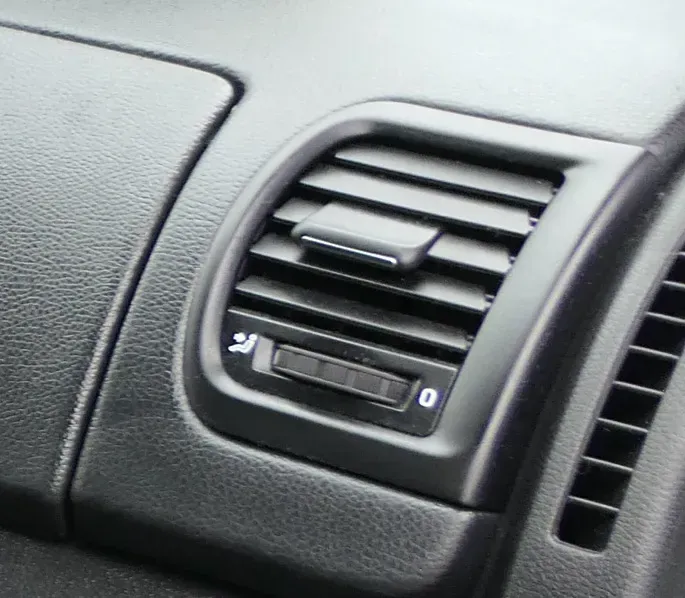 Skoda Fabia Roomster 5J Lüftungsdüse Düse Lüftung vorne rechts 5J0819702M 1QB - Bild 1