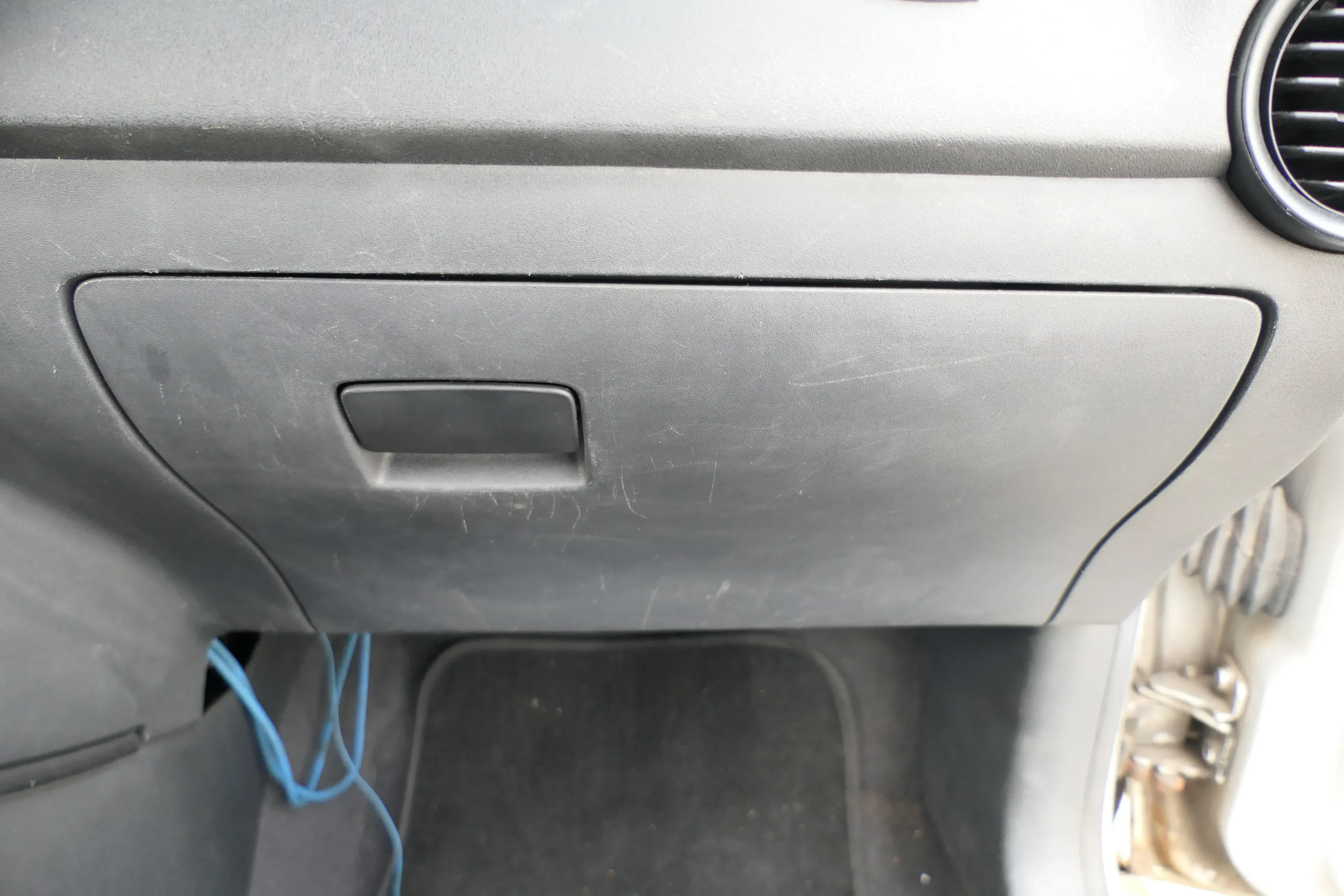 Seat Ibiza 6L Handschuhfach Handschuhfachdeckel Deckel Klappe schwarz Kratzer nh - Bild 1