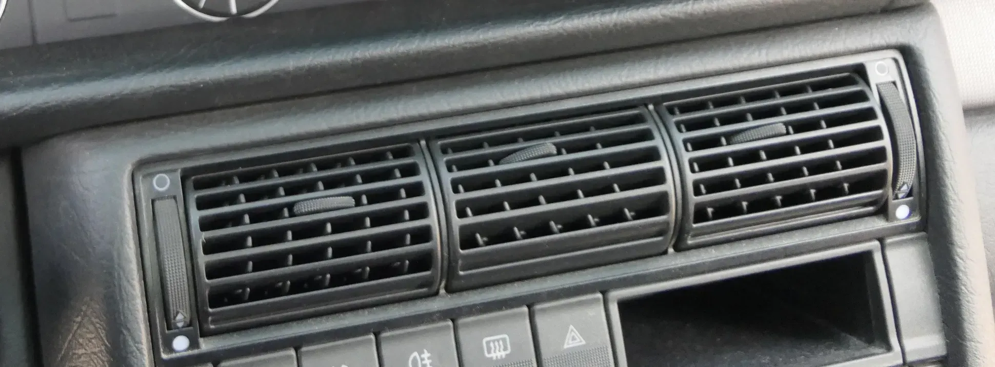 Audi A6 4A Lüftungsdüse Düse Lüftung vorne in der Mitte Armaturenbrett 4A1820951 - Bild 1