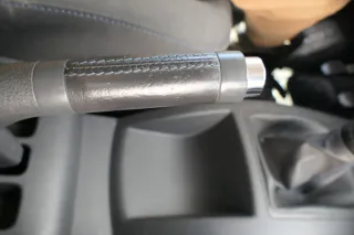 VW Polo 9N 9N3 Handbremse Feststellbremse schwarz Leder  blaue Nähte - Bild 1