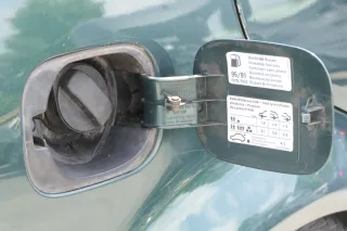 VW Bora Limousine Tankdeckel Deckel Tank Tankverschluß grün LC6X - Bild 2