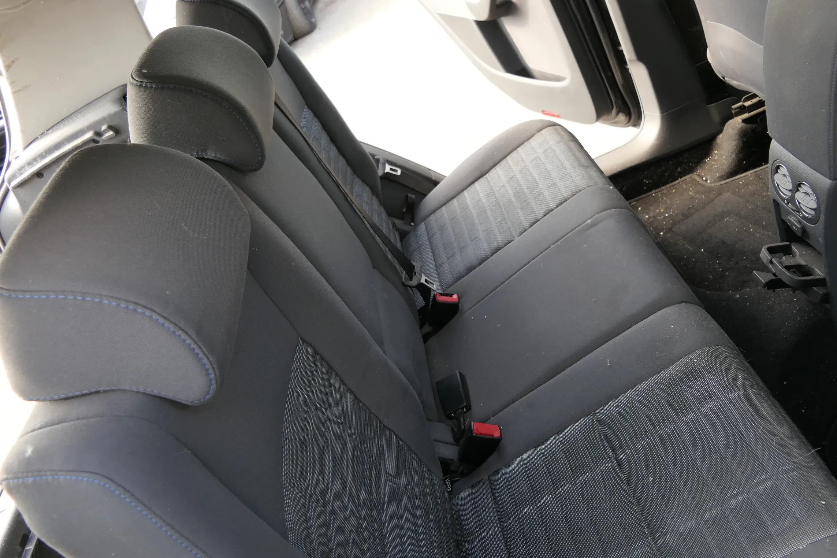 VW Golf 5M Plus Sitz Sitze Rückbank Rücksitzbank Lehne hinten Tour blaue Nähte - Bild 1