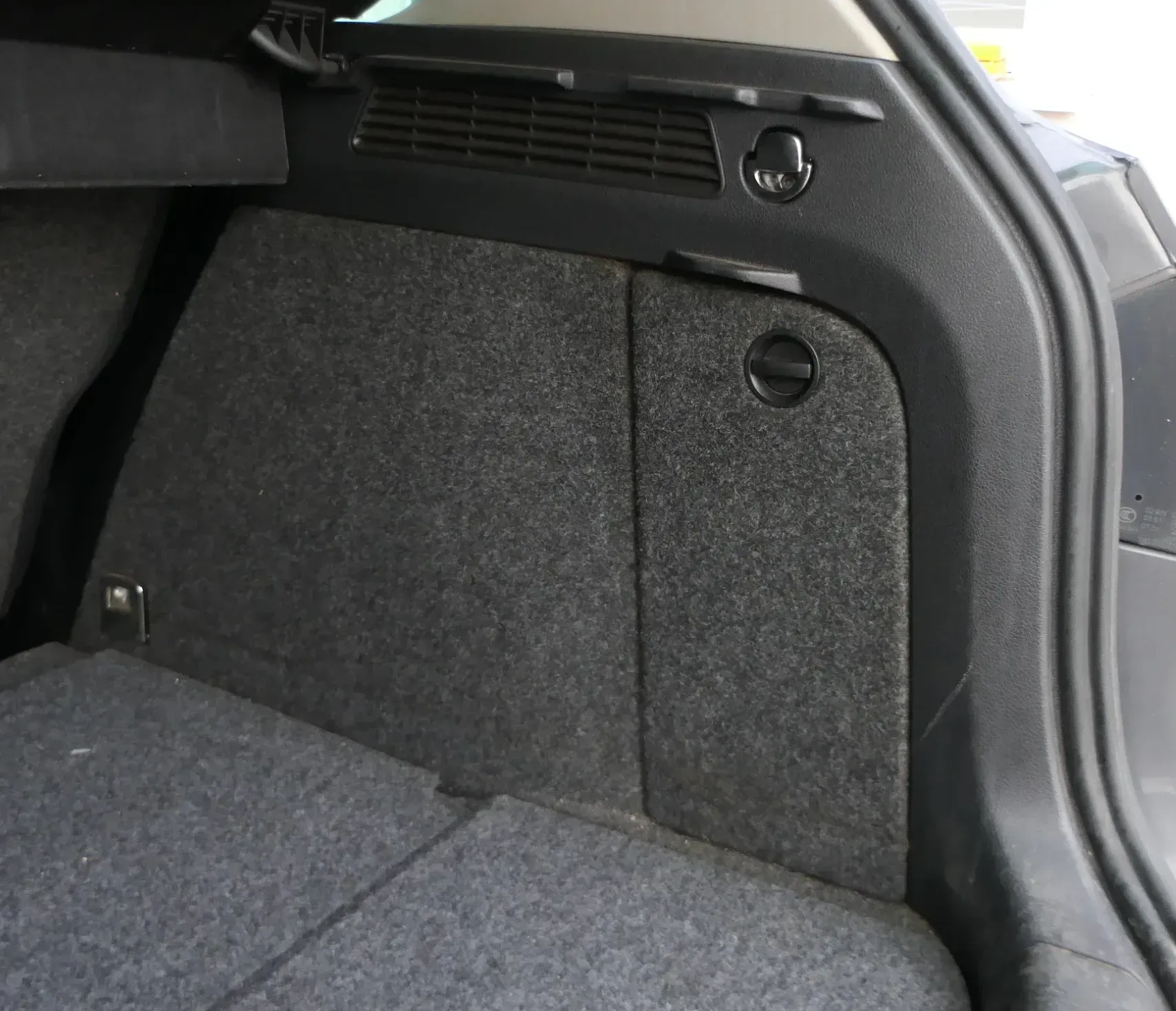 VW Tiguan 5N Abdeckung Verkleidung Kofferraum schwarz hinten rechts 5N086748Q - Bild 1