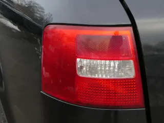 Audi A6 4B Kombi Avant Rücklicht hinten links Heckleuchte 4B9945095F Lampenträge - Bild 2