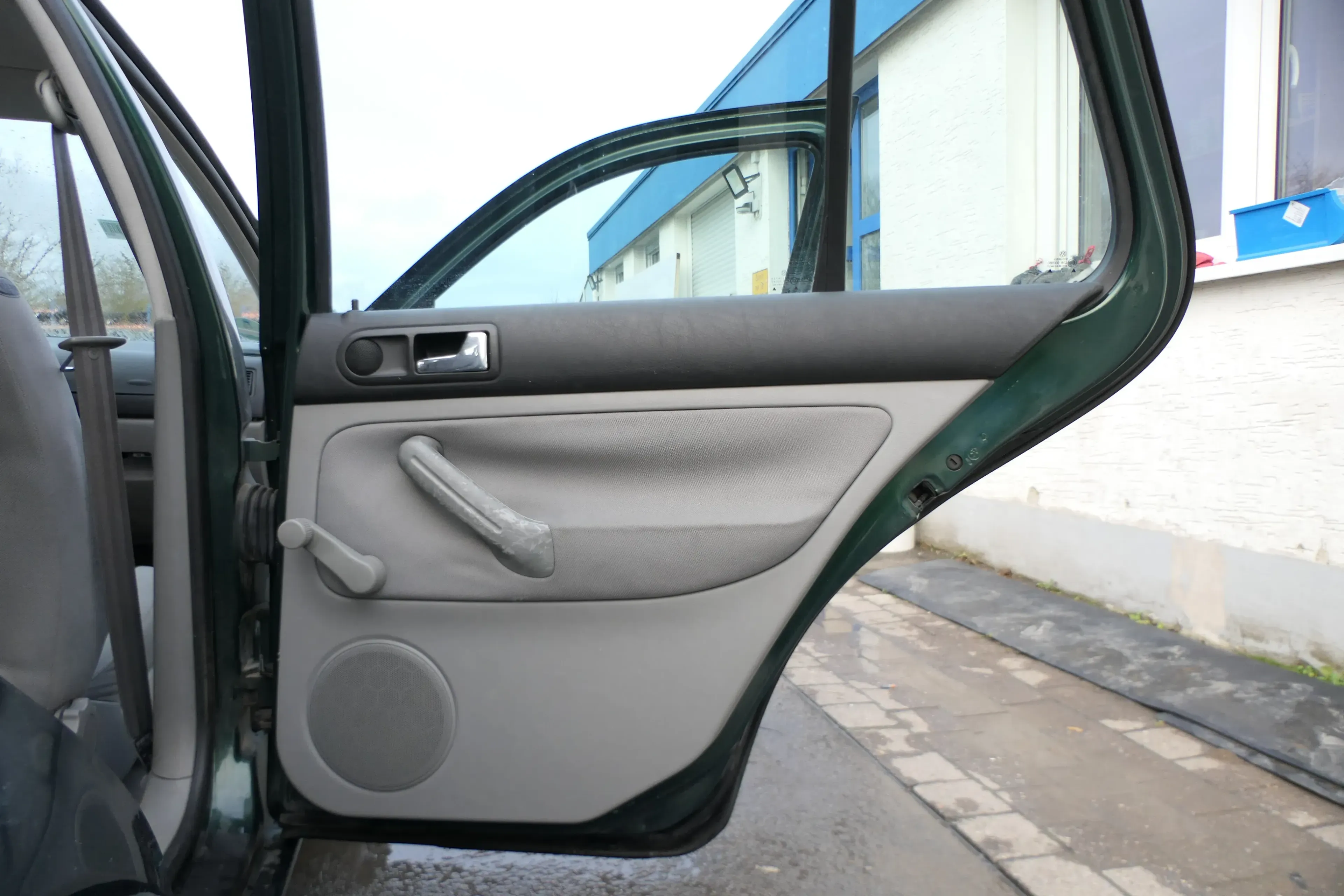 1x VW Golf 4 1J Limousine Türverkleidung Verkleidung Tür hinten rechts grau - Bild 1
