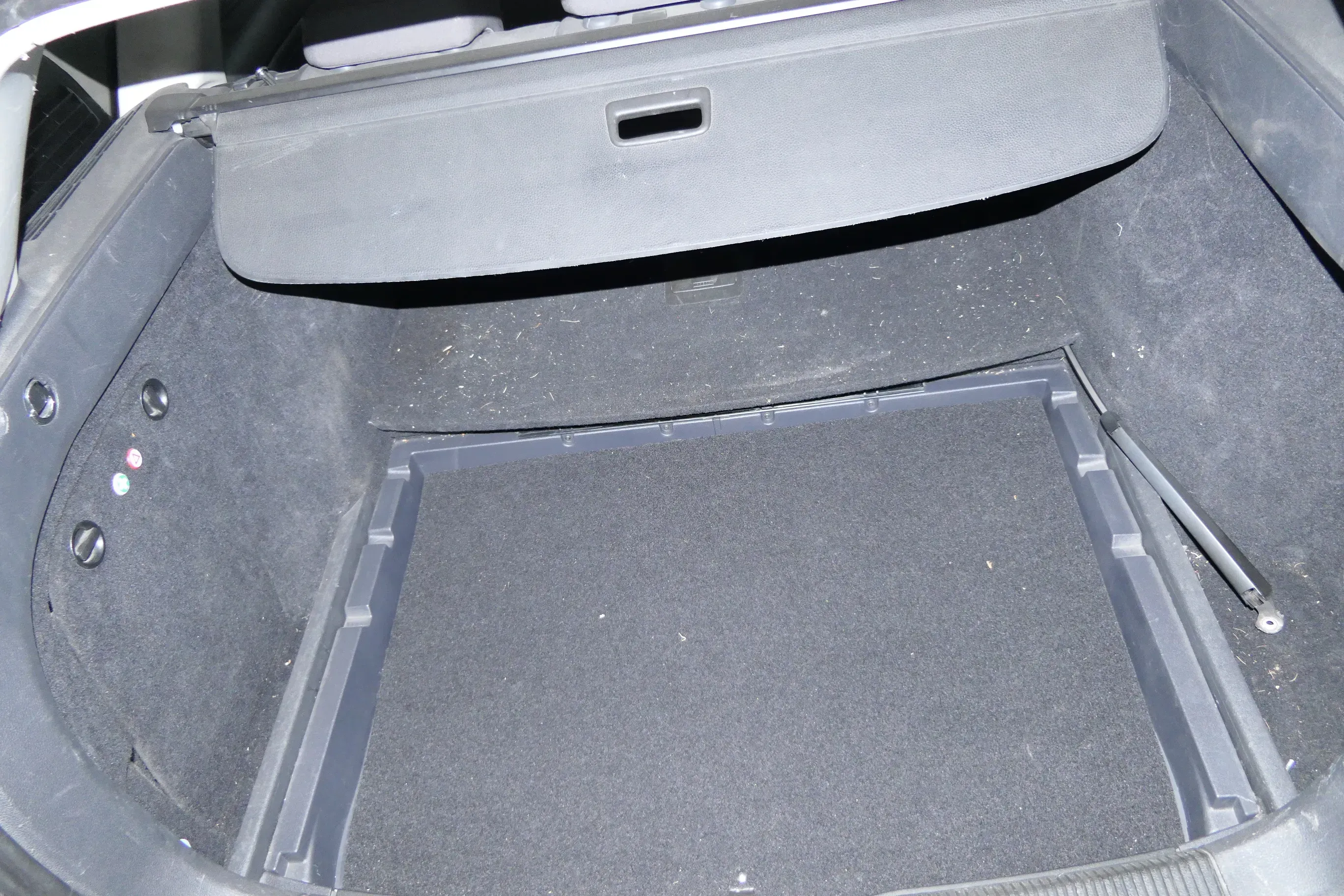 VW Golf 5 + 6 Kombi Variant Verkleidung Abdeckung Kofferraum Teppich Boden - Bild 1