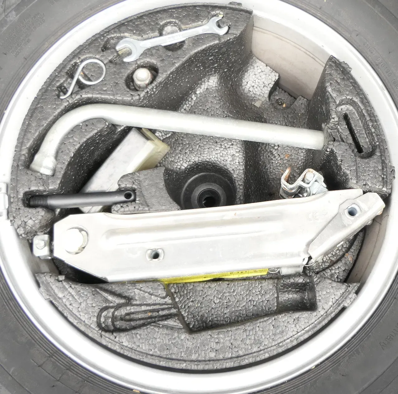 Audi A3 8P Bordwerkzeug Pannenset Wagenheber Werkzeug - Bild 1