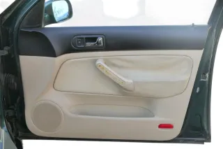 1x Golf 4 Bora Türverkleidung Verkleidung Tür vorne rechts 4/5-Türer hellbeige - Bild 1