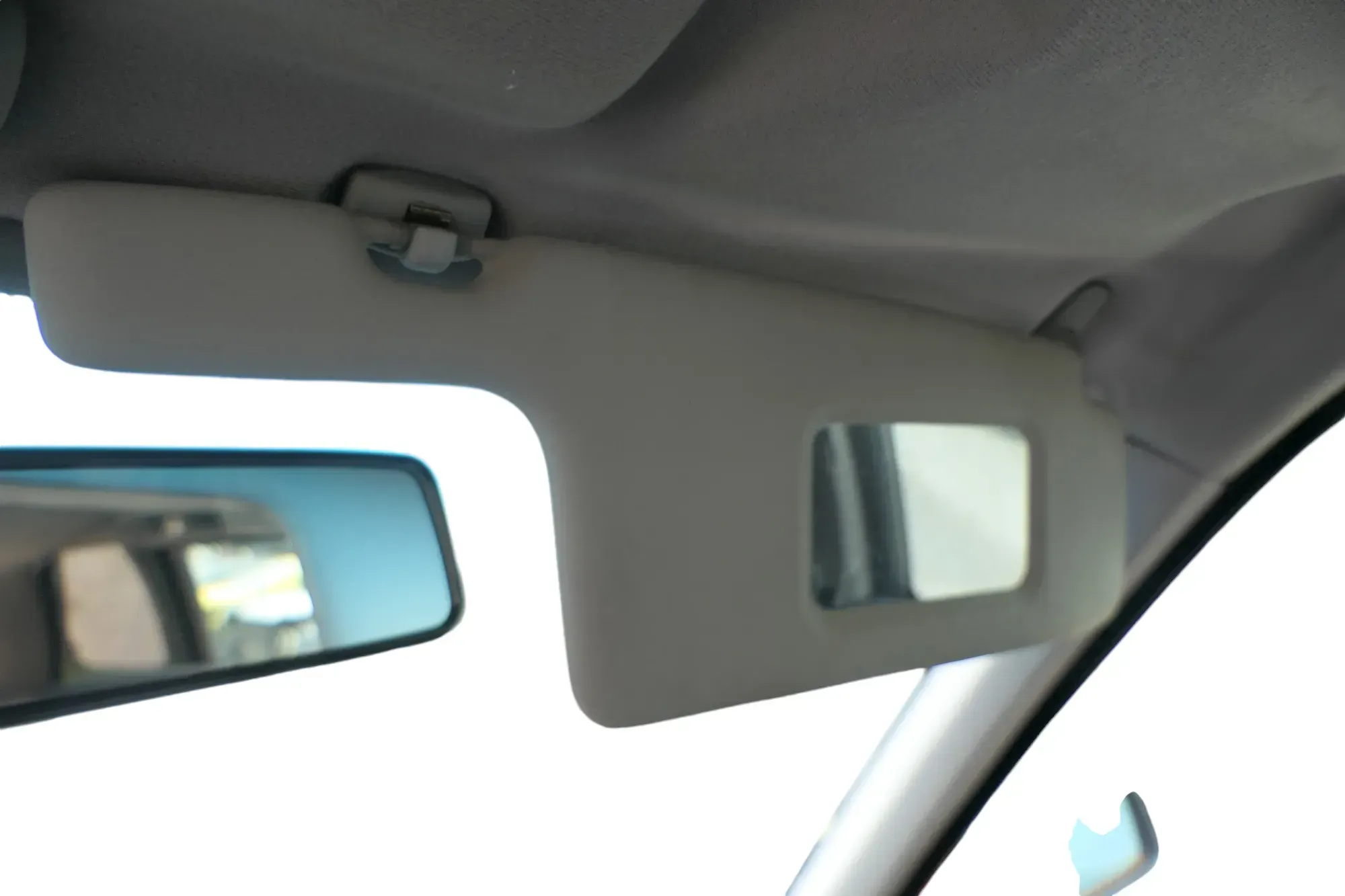 Audi 80 Sonnenblende vorne rechts grau platin Spiegel 893857552J - Bild 1
