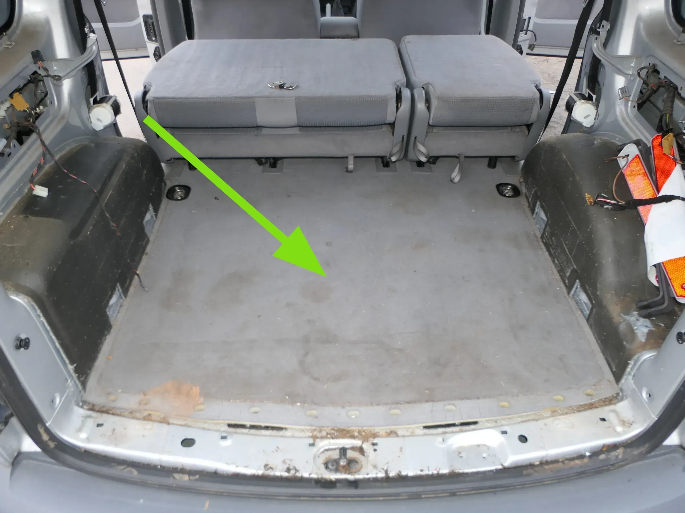 VW Caddy 2k Teppich Innenraumteppich Innen hinten Boden Bodenbelag grau - Bild 1