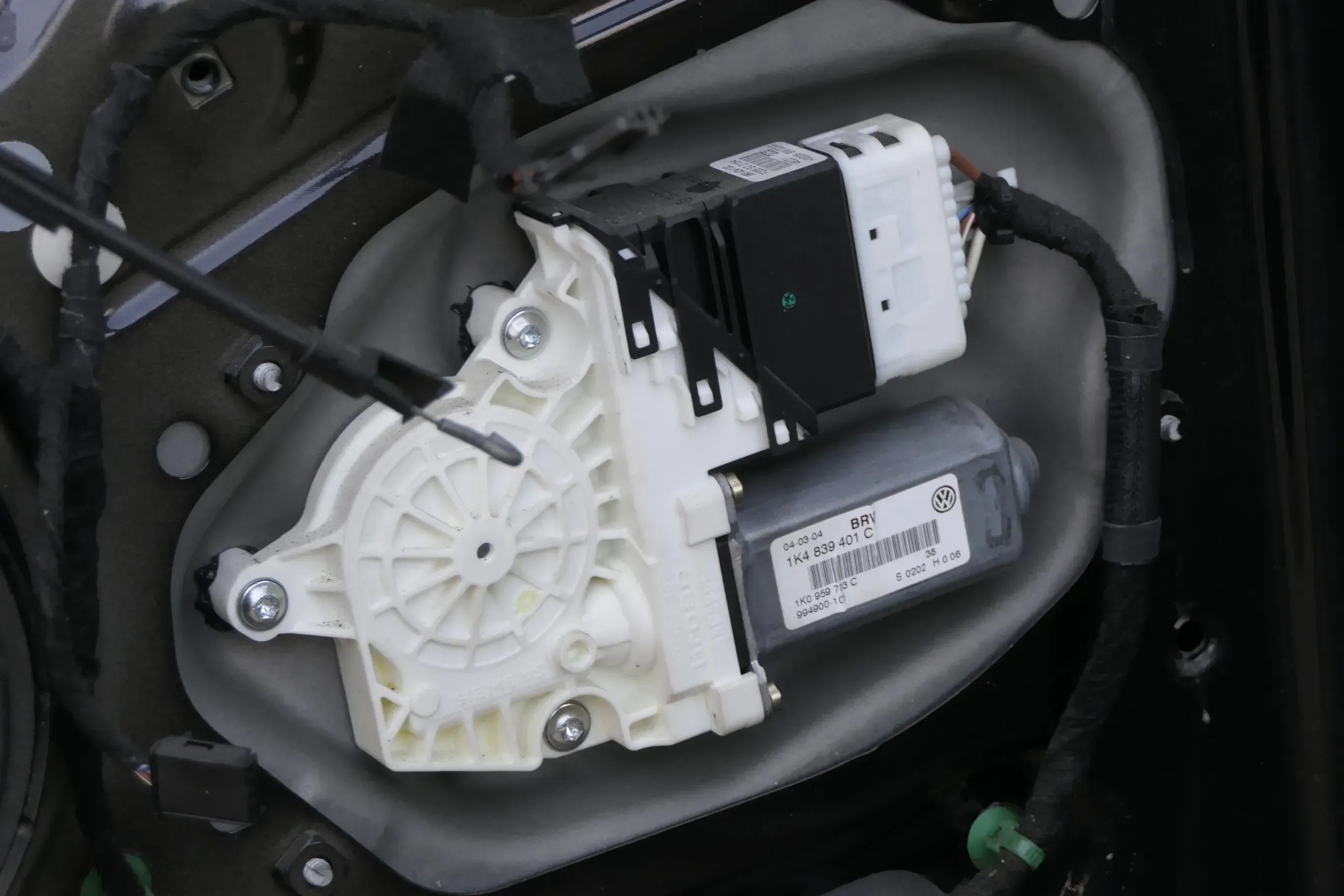 VW Golf 5 ektrischer Fensterheber Motor hinten links 1K4839401C 1K0959703F L03 0 - Bild 1