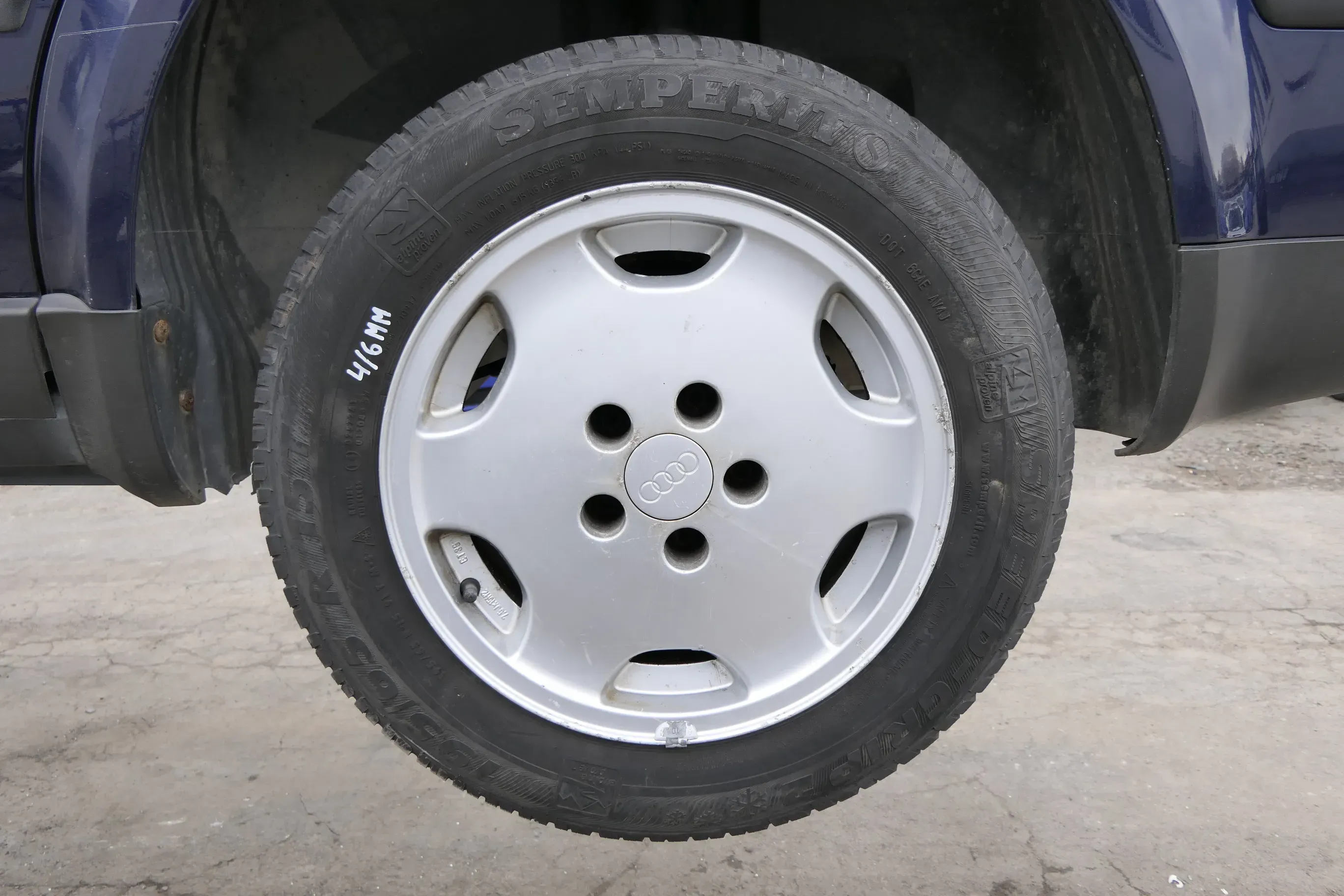 4x Audi A4 100 Alufelgen 195/65 R15 91T Winterreifen Reifen 3-6mm 441601025S - Bild 1