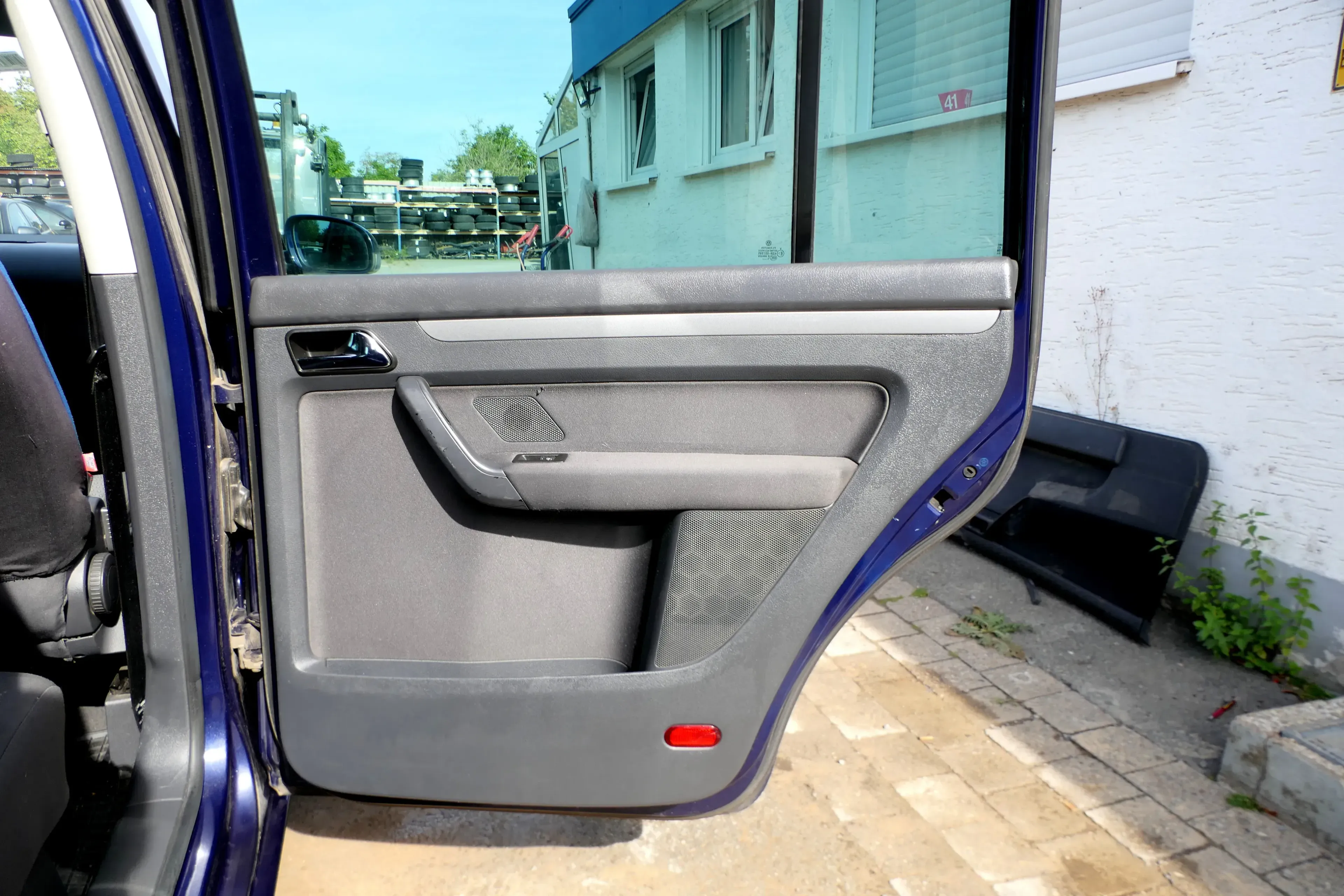 VW Touran 1x Türverkleidung Verkleidung Tür hinten rechts - anthrazit - Bild 1