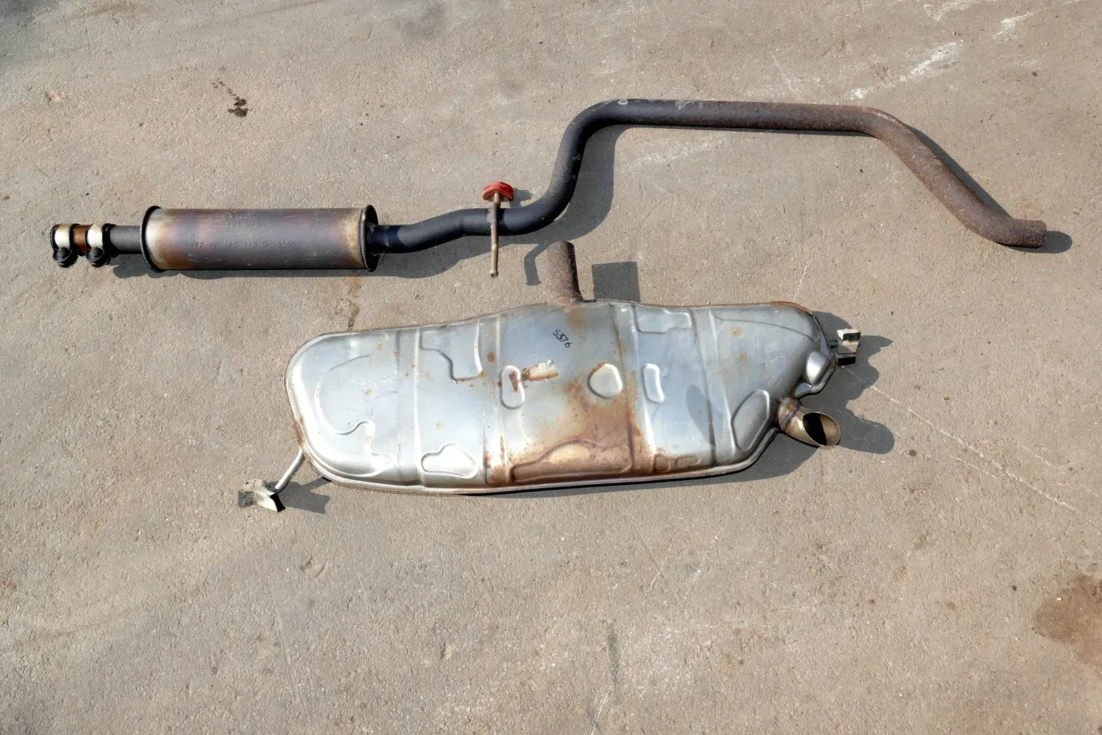 VW Golf 5 V Auspuff Endschalldämpfer hinten 1,4 BUD Motor 59kw 80PS Mittelscha - Bild 1