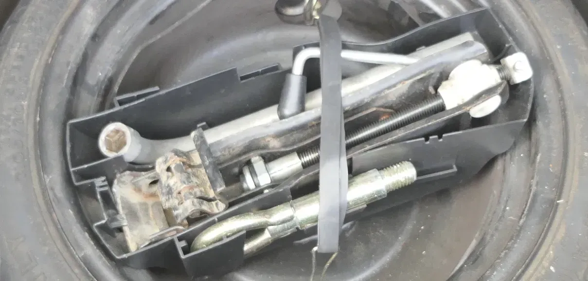 VW Golf 5 1K 6 Plus Bordwerkzeug Pannenset Wagenheber für Ersatzrad Notrad - Bild 1