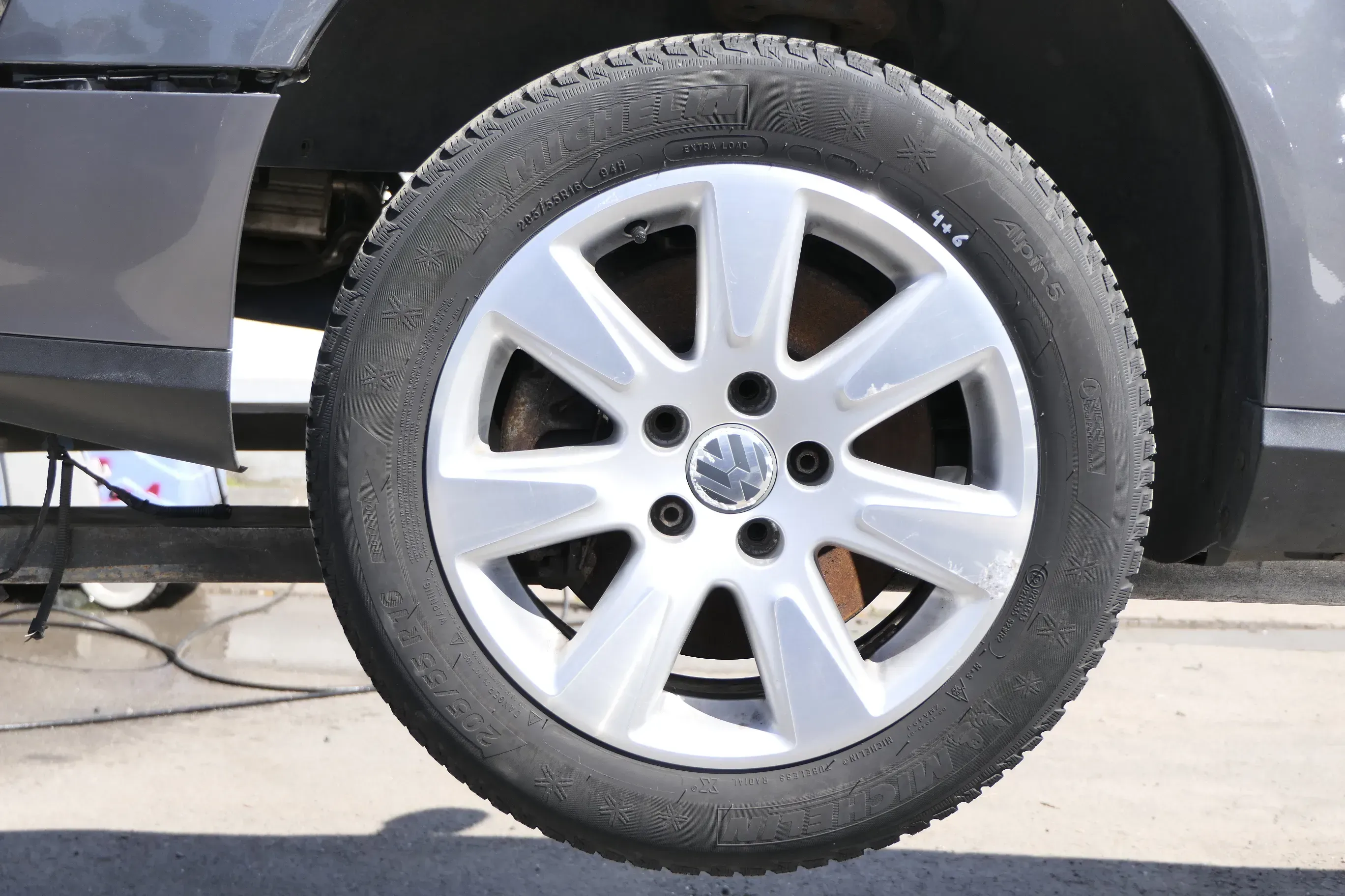 2x VW Passat 3C Golf Reifen Winterrreifen M&S 205/55 R16 94H 4-6mm NUR REIFEN - Bild 1