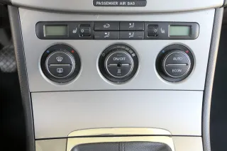 Passat 3C Mittelkonsole Verkleidung Radio Klappe Abdeckung Dekor silber/schwarz - Bild 2