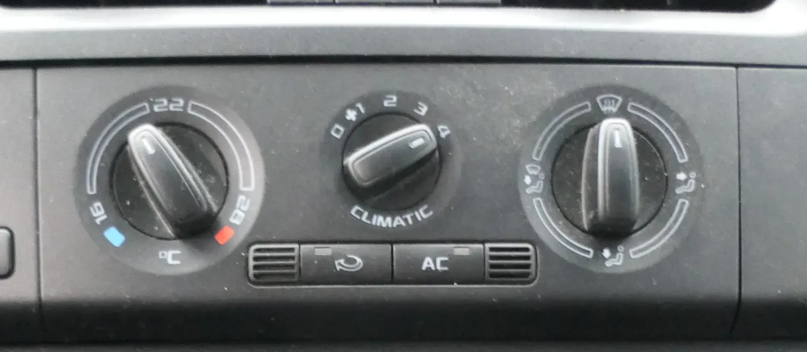 Fabia 5J Klimabedienteil Bedienteil 5J0820045B manuelle Klimaanlage Climatic - Bild 1
