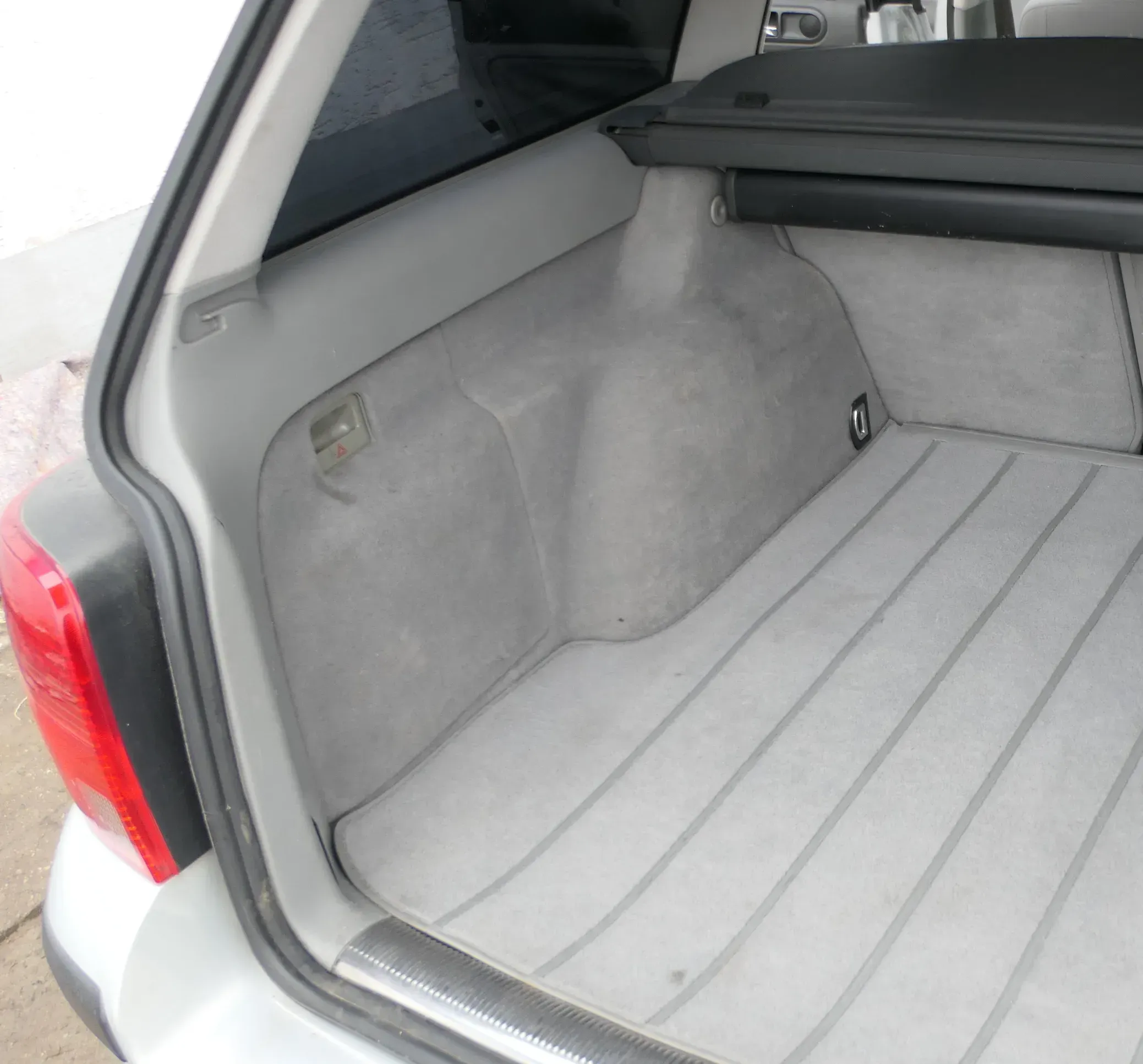 VW Passat 3BG 3B Abdeckung Verkleidung Kofferraum hinten links grau - Bild 1