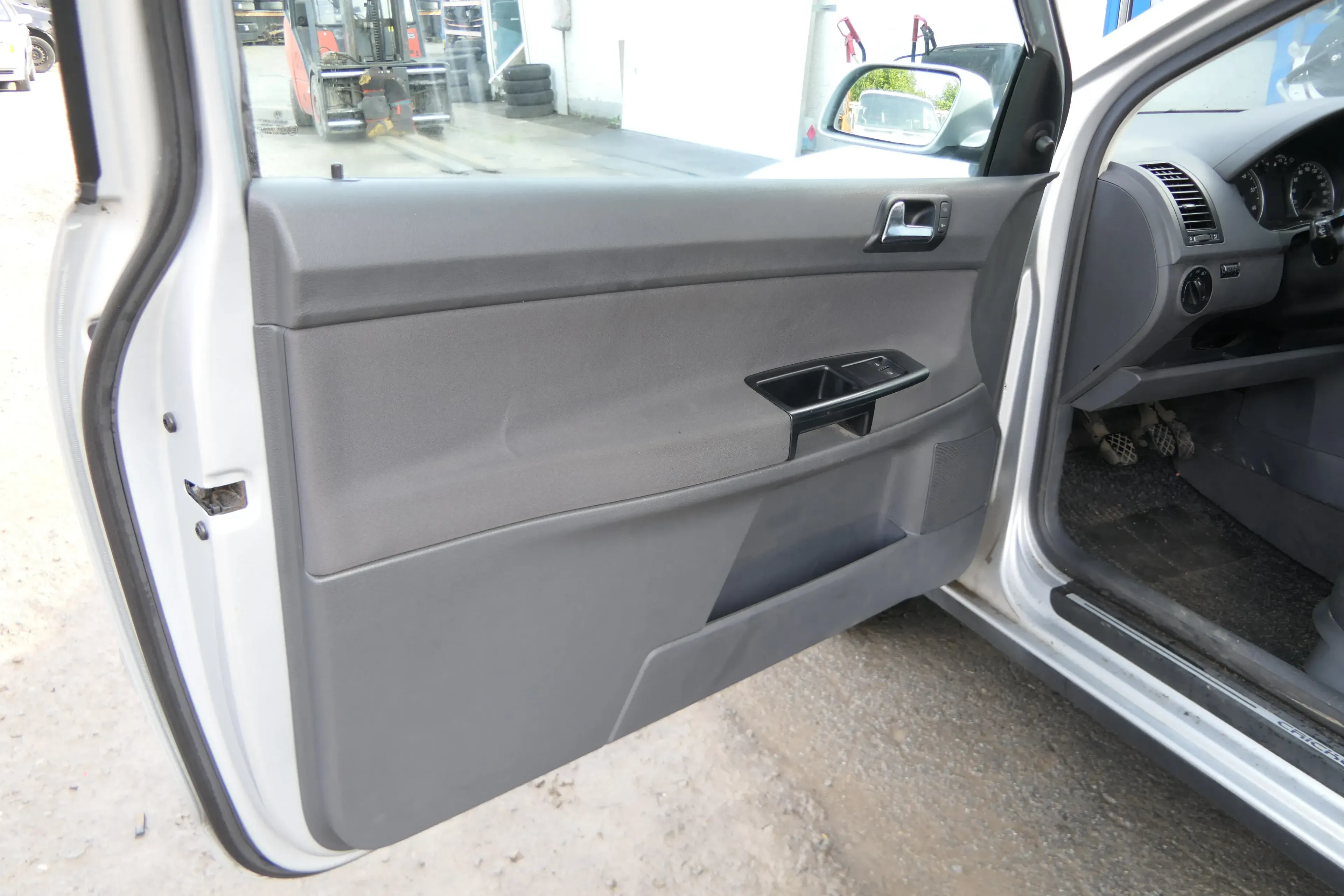 1x VW Polo 9N Türverkleidung Verkleidung Tür vorne links 2/3-Türer Fahrertür - Bild 1