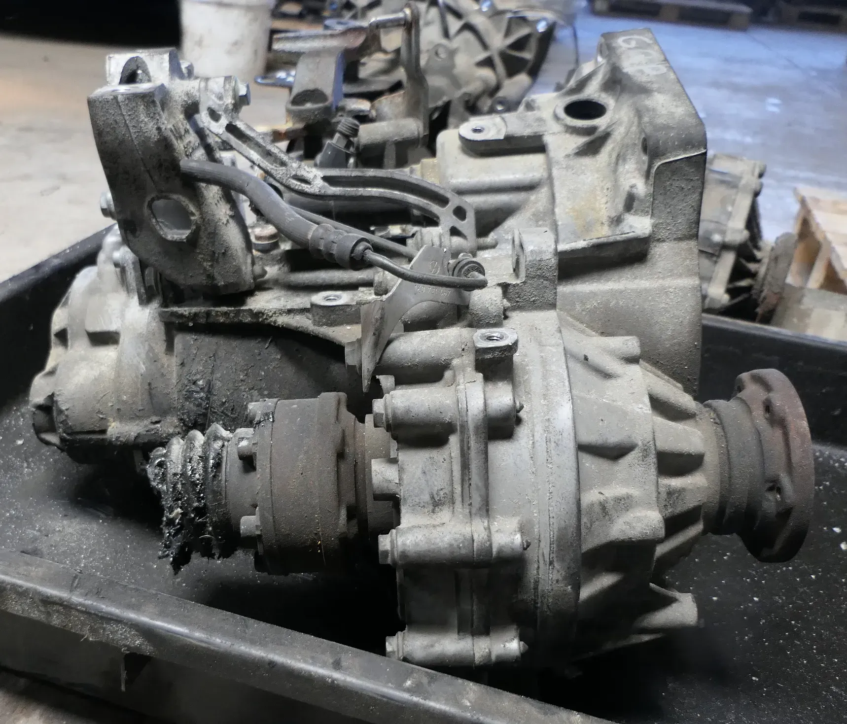 VW Golf 5 A3 8P Getriebe GQP 2,0 FSI 150PS 6 Gang (von Motor AXW) - Loch Gehäuse - Bild 1