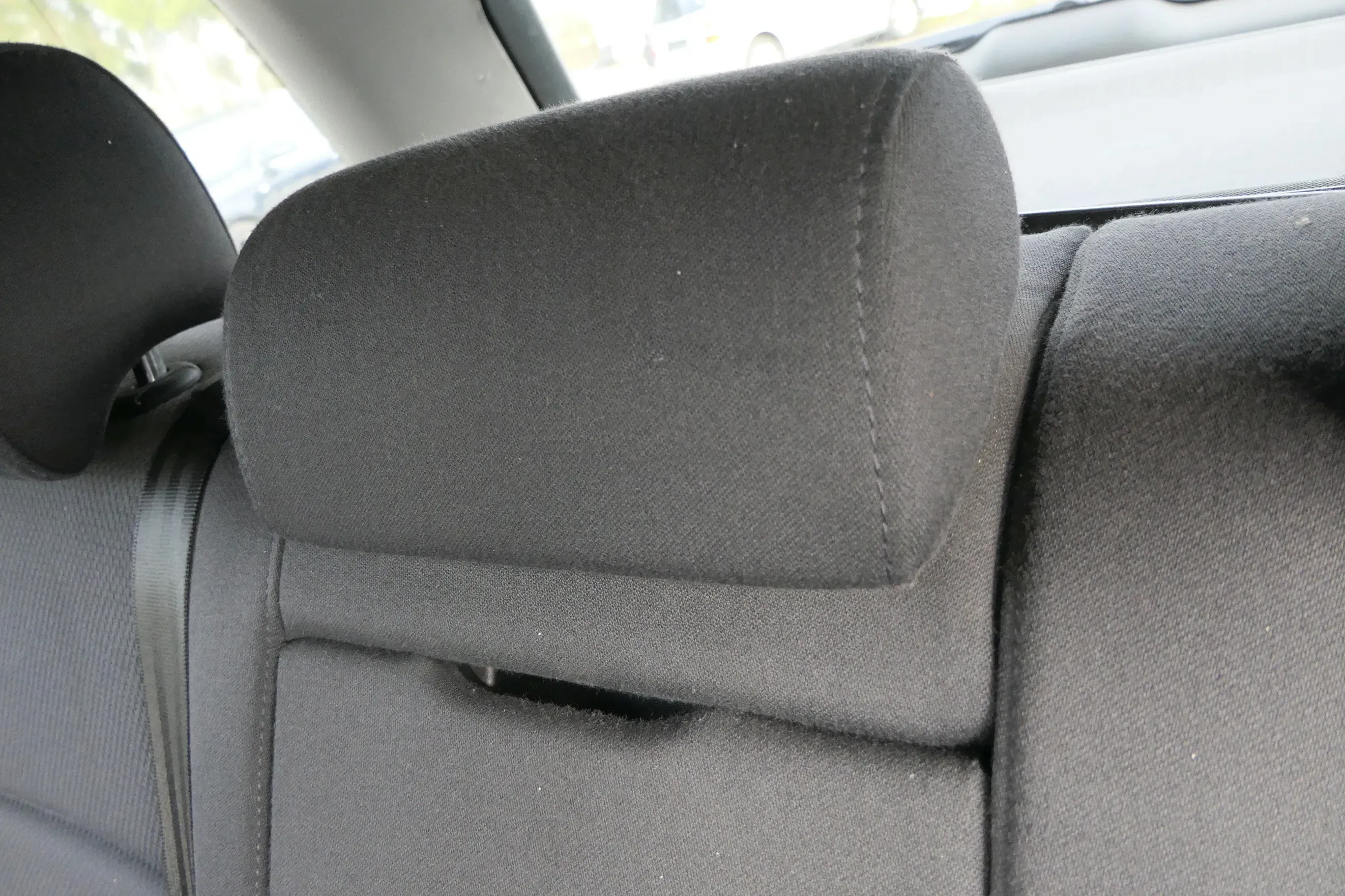 Audi A4 B6 8E Kopfstütze hinten in der Mitte schwarz / soul 8E0885921L - Bild 1