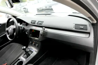 VW Passat 3C Armaturenbrett schwarz OHNE Anbauteile schwarz mit handy - Bild 1