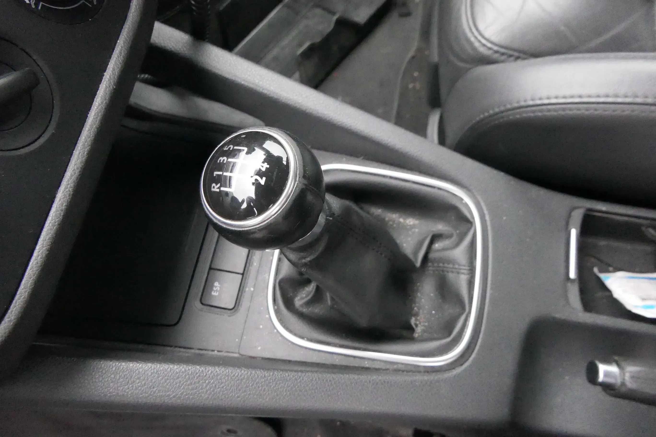 VW Golf 5 Schaltknauf Schaltsack Schaltung Schaltknüppel original 5-Gang Leder - Bild 1
