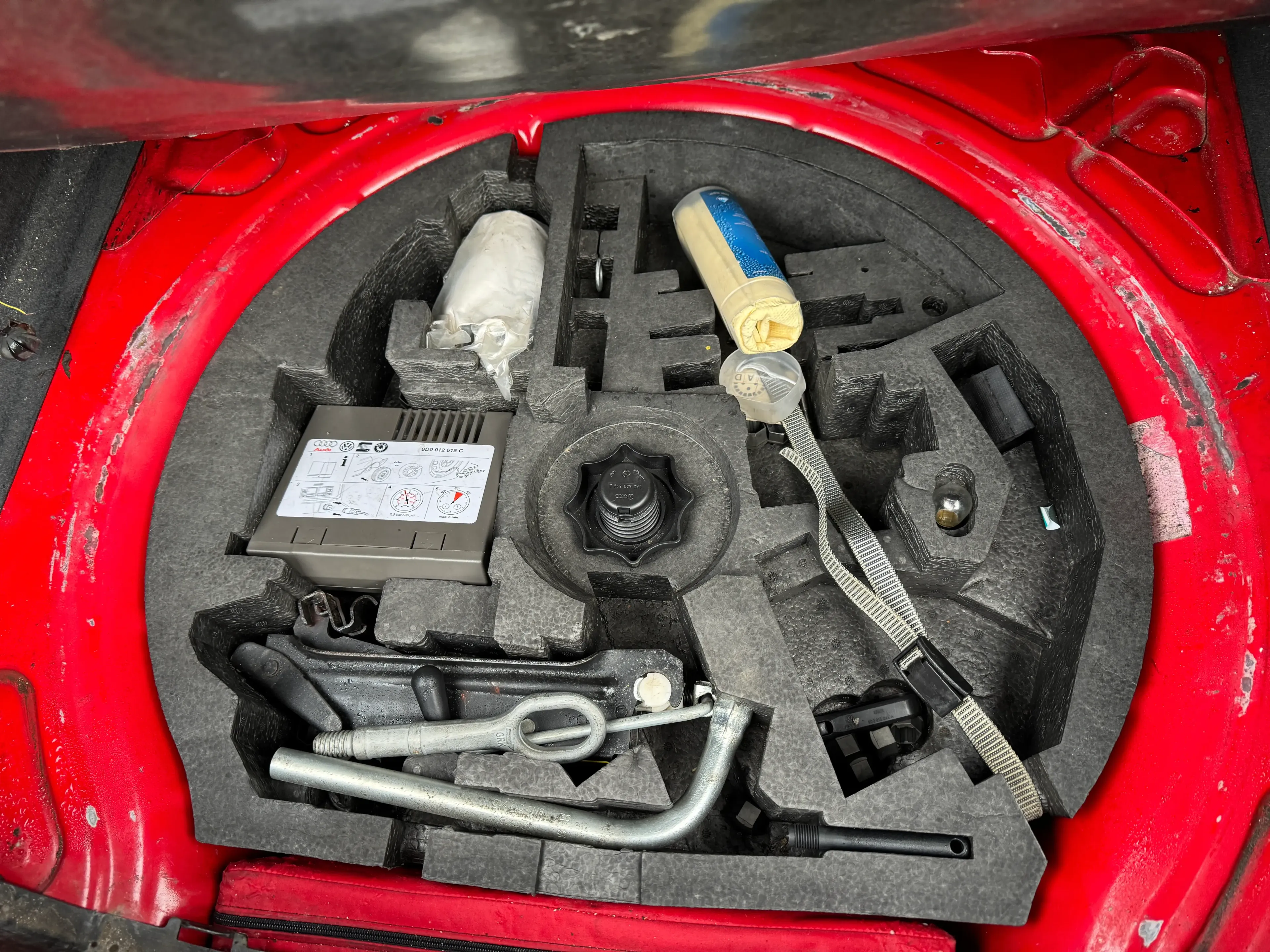 Audi A3 8P Bordwerkzeug Pannenset Wagenheber für KeinNotrad Styropor - Bild 1