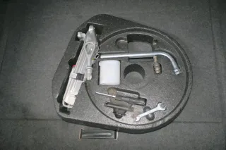 Audi TT 8N Bordwerkzeug Schlüssel Wagenheber Abschleppöse Öse  Werkzeug - Bild 1