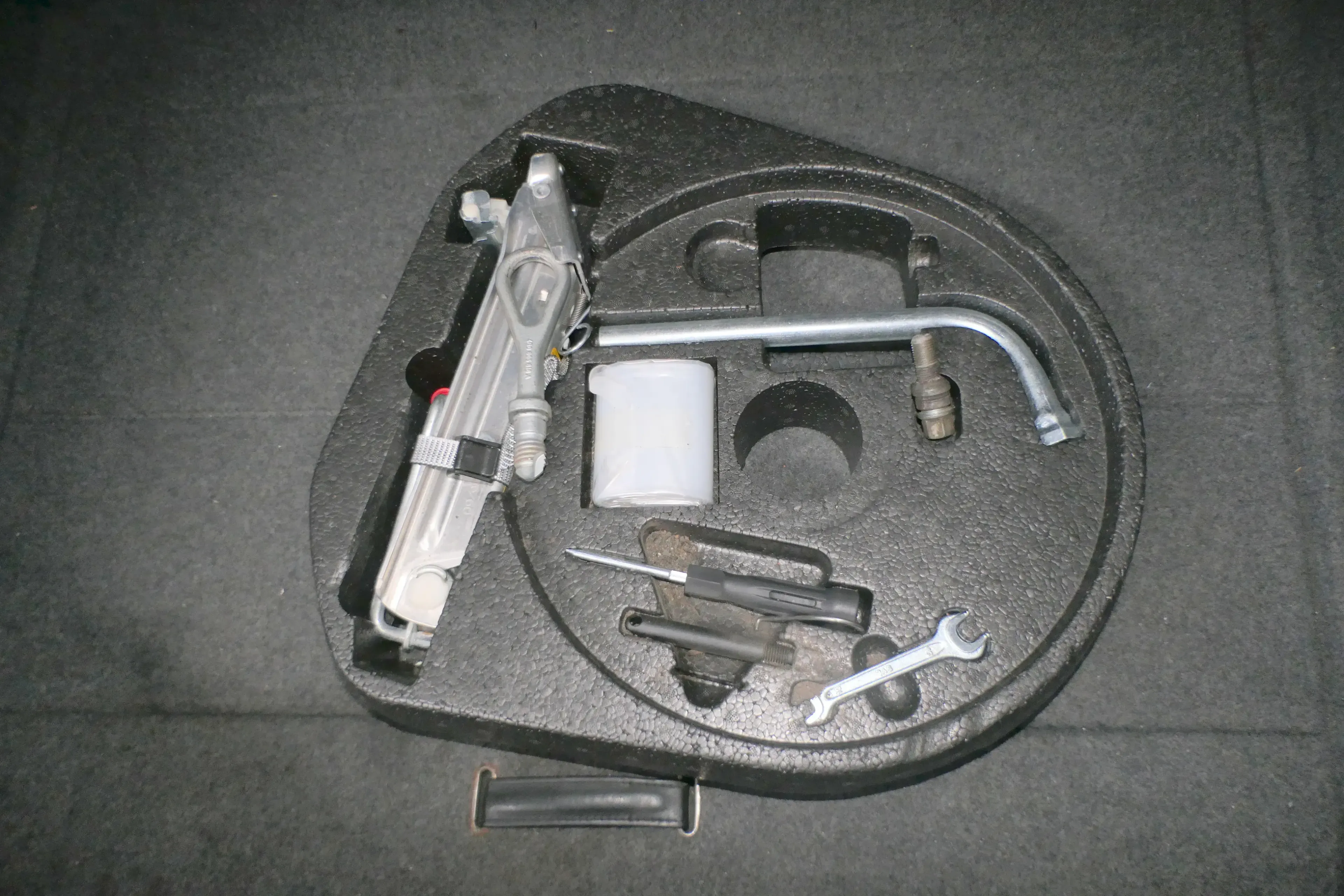 Audi TT 8N Bordwerkzeug Schlüssel Wagenheber Abschleppöse Öse  Werkzeug - Bild 1