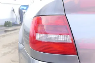 Audi A4 B5 Limousine hinten links Rückleuchte original Lampenträger Facelift - Bild 1