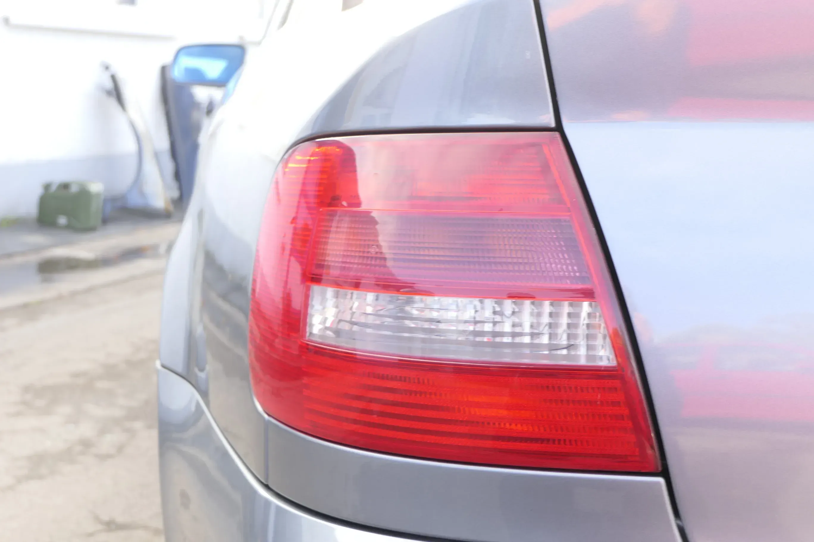 Audi A4 B5 Limousine hinten links Rückleuchte original Lampenträger Facelift - Bild 1