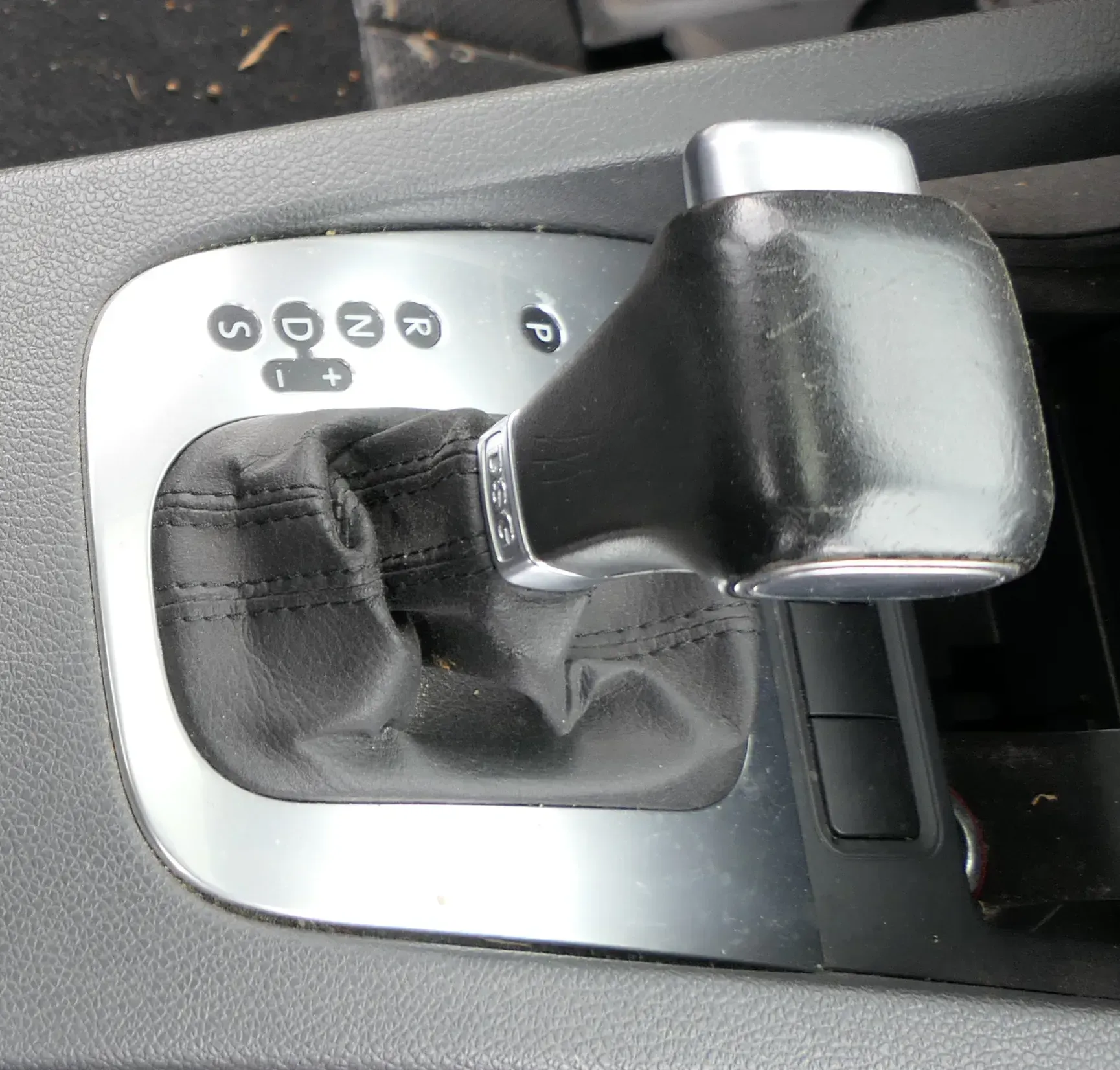 VW Golf 5 1K Schaltknauf Schaltsack Schaltknüppel Automatik Leder schwarz - Bild 1