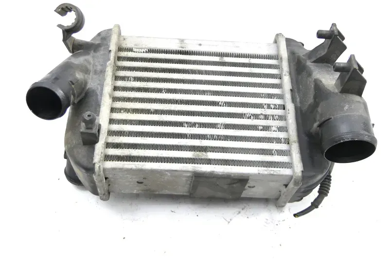 Audi A6 8E B6 B7 Ladeluftkühler Ladeluft Kühler 8e0145805P links 6 Zylinder Öl - Bild 1