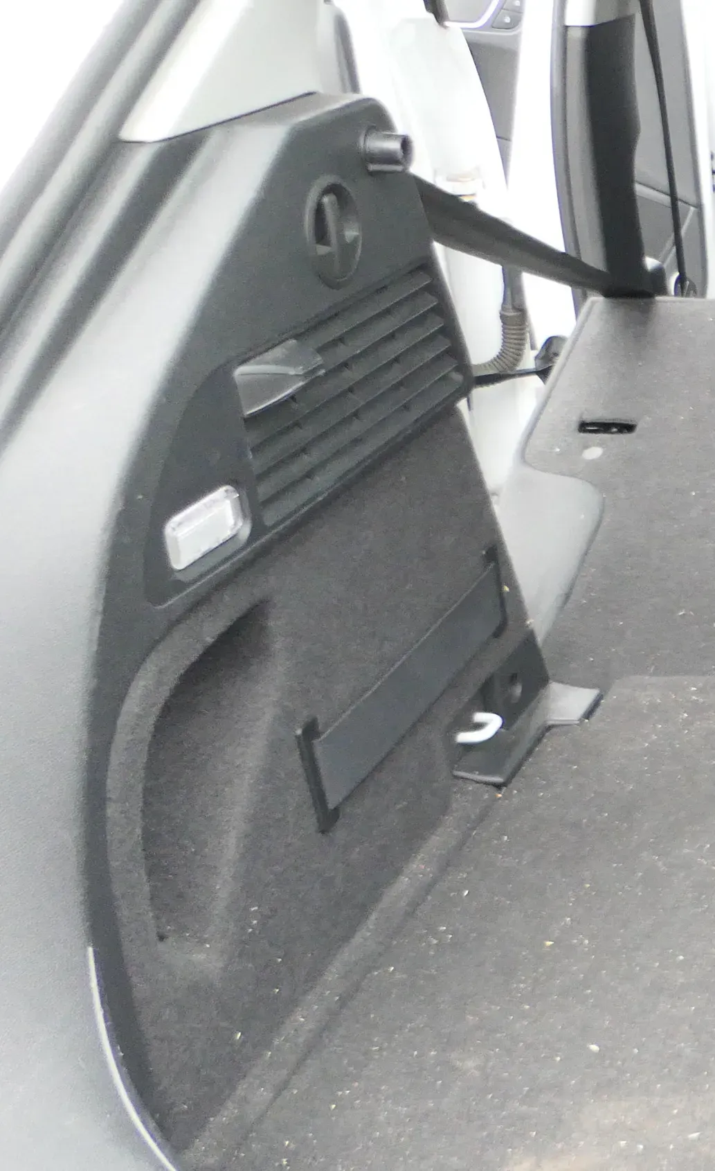 Audi A1 8X Abdeckung Verkleidung Kofferraum hinten links Seite 4/5-Türer - Bild 1