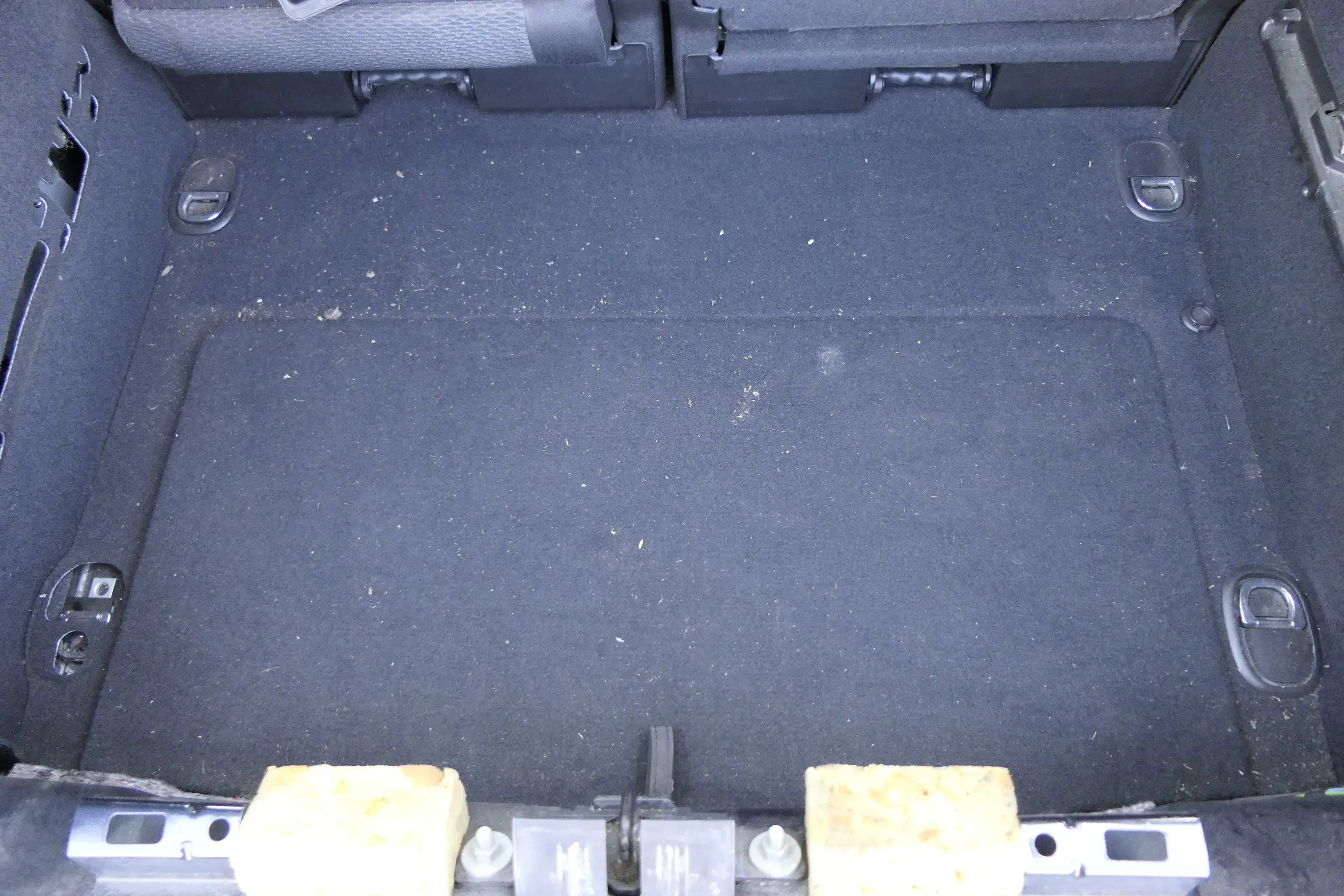 Audi A2 8Z Verkleidung Abdeckung Kofferraum Teppich Boden schwarz soul - Bild 1