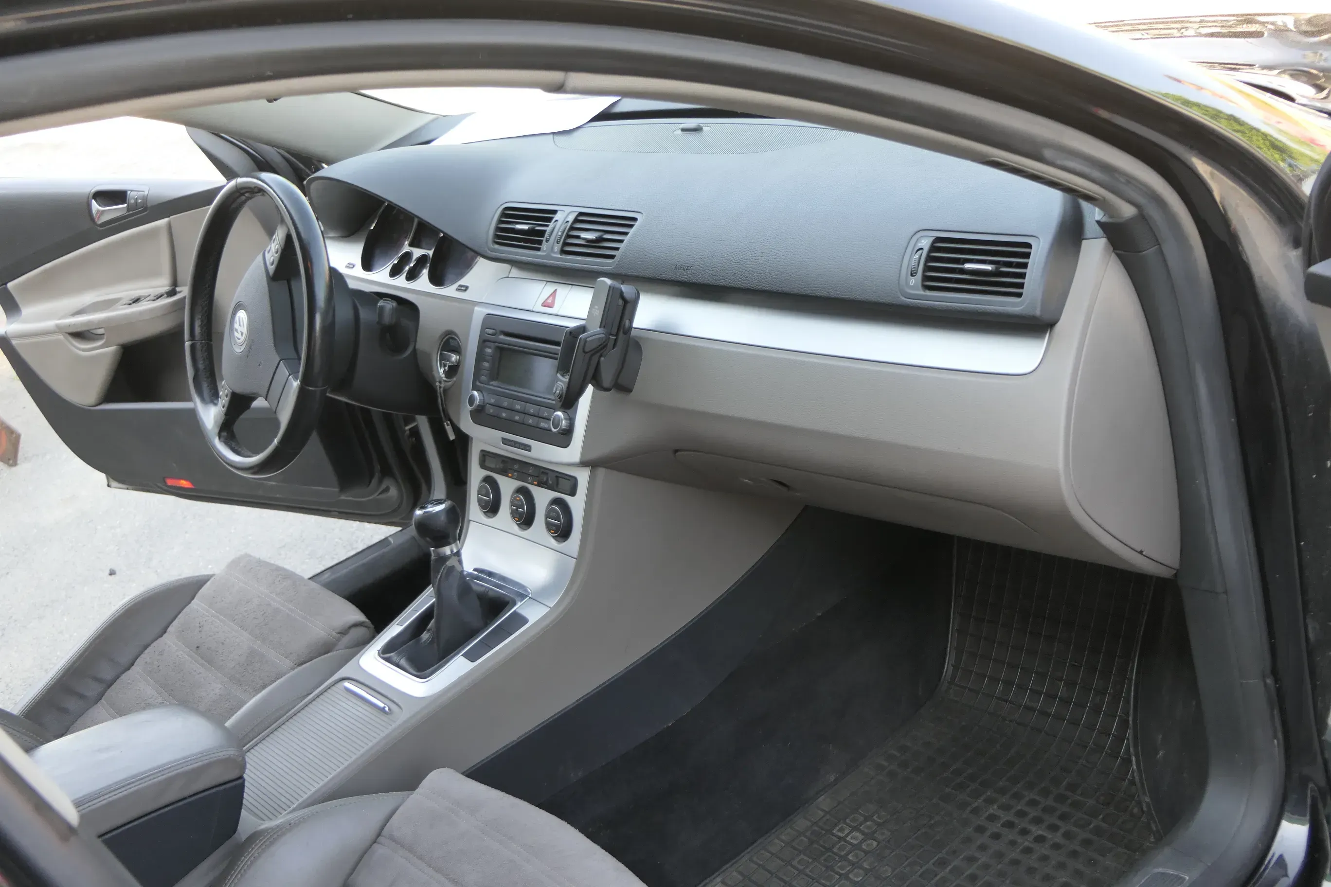 VW Passat 3C B7 Armaturenbrett braun latte macchiato OHNE Anbauteile - Bild 1