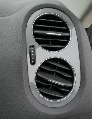 VW Tiguan 5N Lüftungsdüse Düse Lüftung vorne rechts 5N0819704C schwarz / alu - Bild 1
