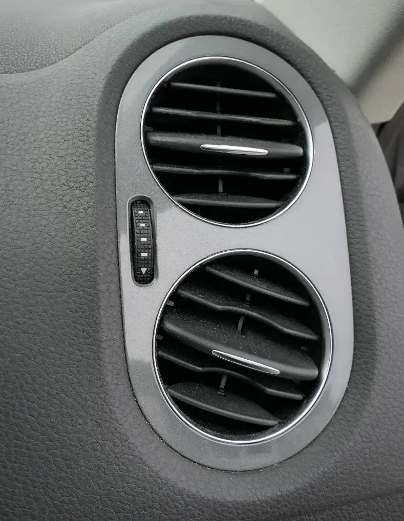 VW Tiguan 5N Lüftungsdüse Düse Lüftung vorne rechts 5N0819704C schwarz / alu - Bild 1
