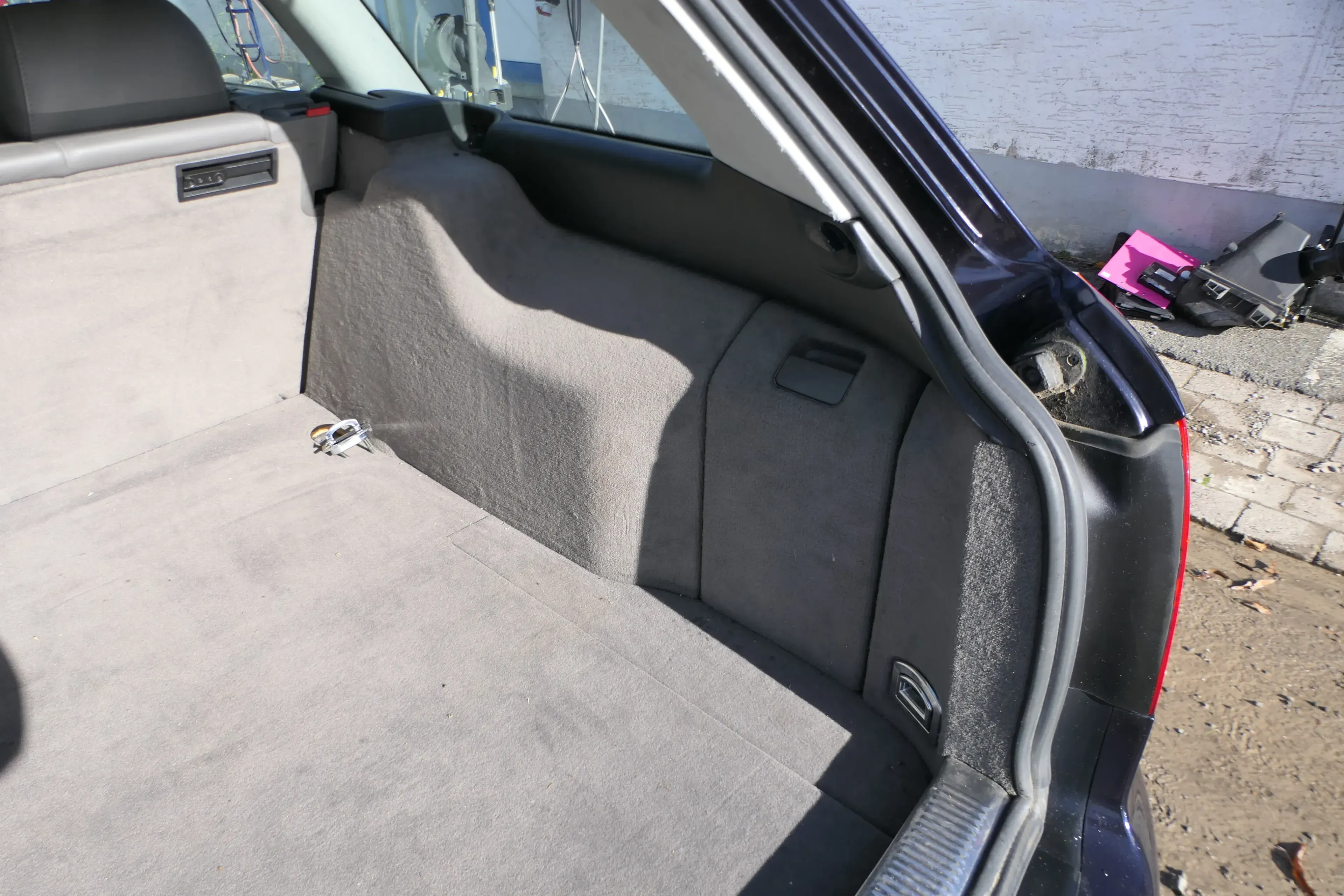 Audi A6 4B Avant Abdeckung Verkleidung Kofferraum hinten rechts Seite swing grau - Bild 1