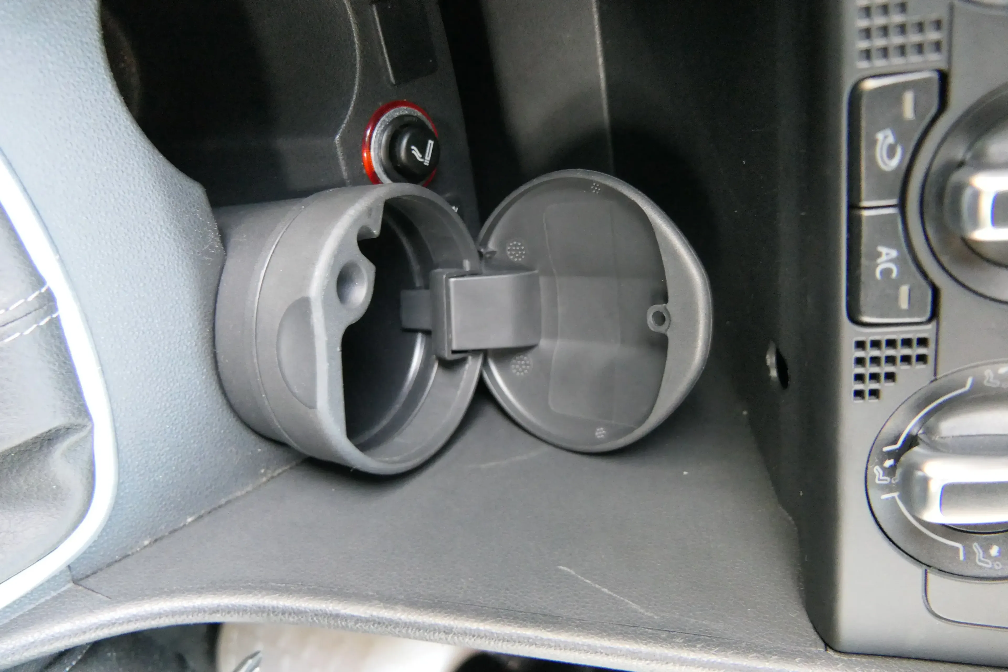 VW Up Polo Aschenbecher 6r0857961 - Bild 1