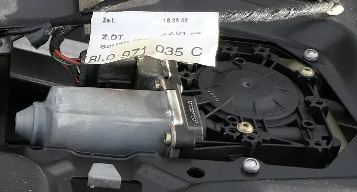 Audi A3 8L Fensterheber Motor hinten rechts 8L4959802A passt nur HINTEN - Bild 1