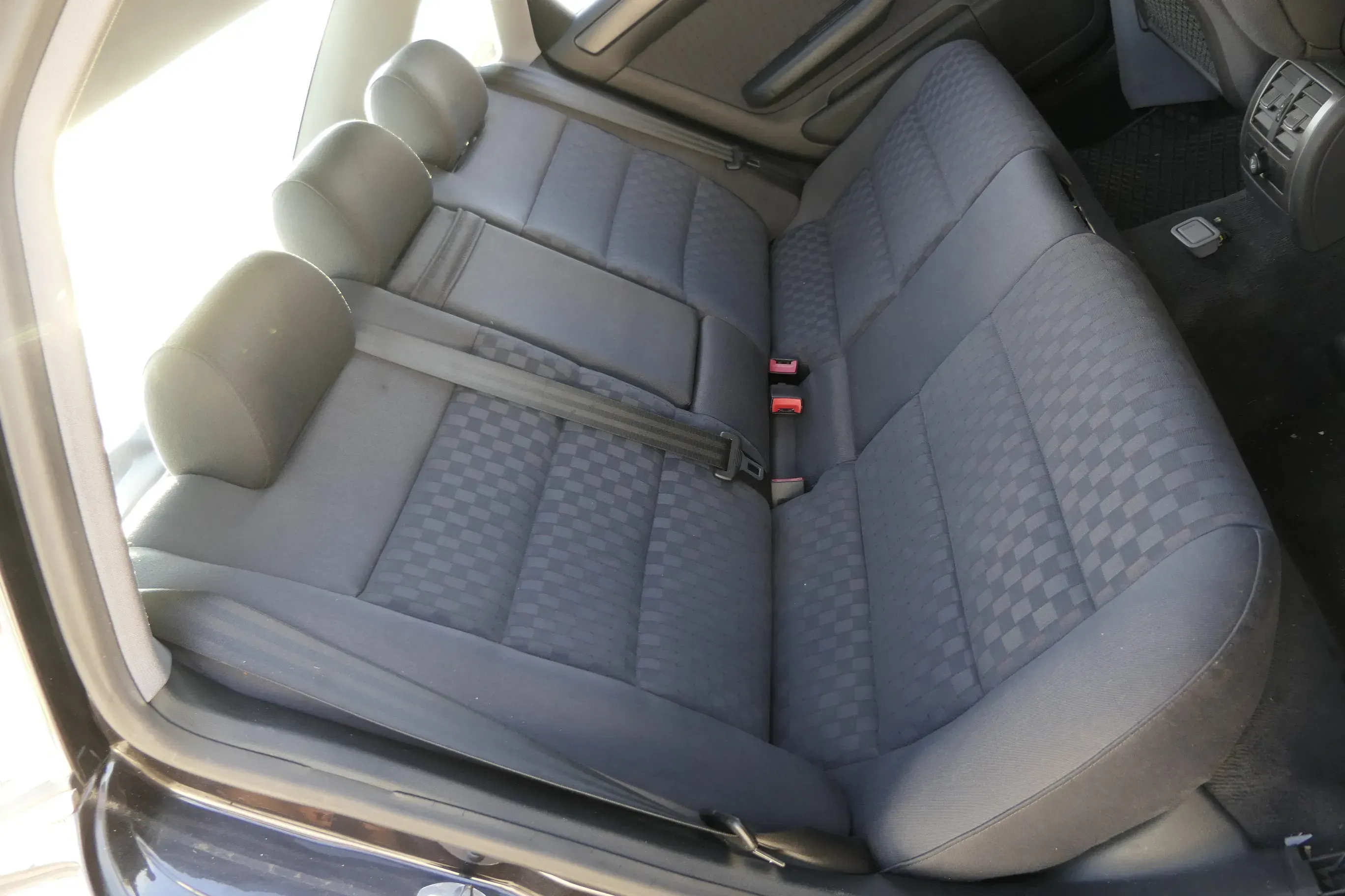 Audi A6 4B Limousine Rückbank Rücksitzbank Sitz Rücksitz 3 Punkt Gurt - Bild 1