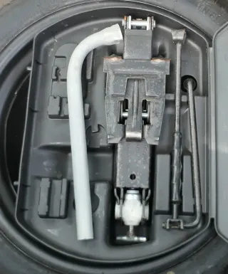 VW Golf 5 1K 6 Plus Bordwerkzeug Pannenset Wagenheber für Ersatzrad Notrad - Bild 1