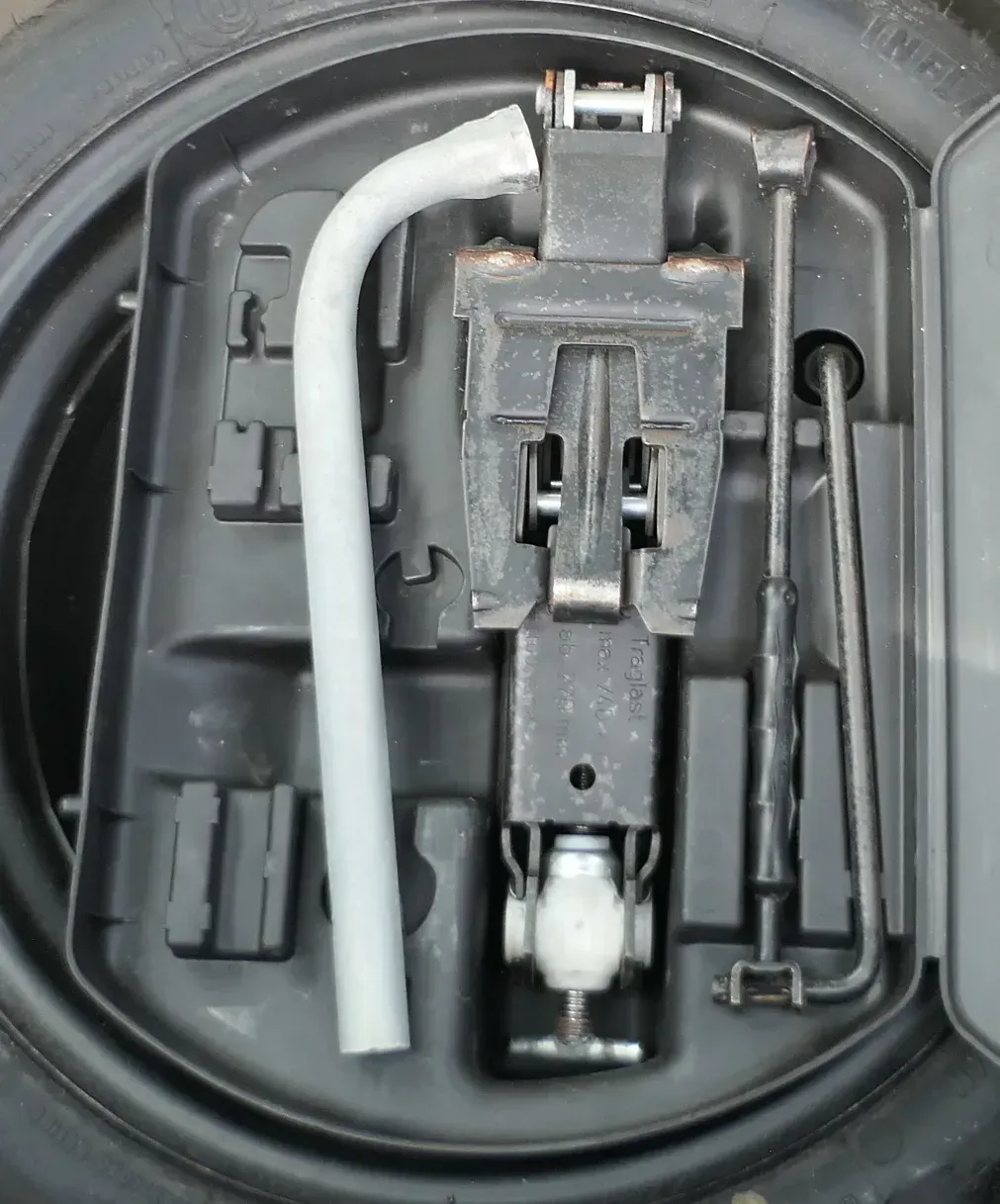 VW Golf 5 1K 6 Plus Bordwerkzeug Pannenset Wagenheber für Ersatzrad Notrad - Bild 1