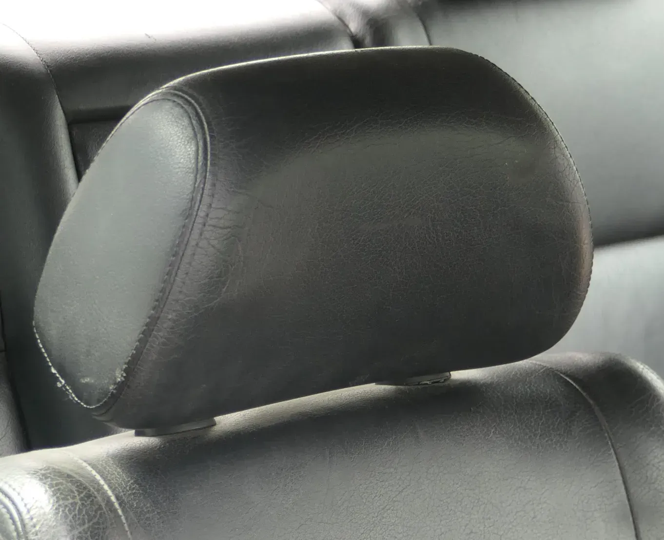1x Audi A3 8L Kopfstütze vorne (rechts / links) Leder schwarz - Bild 1