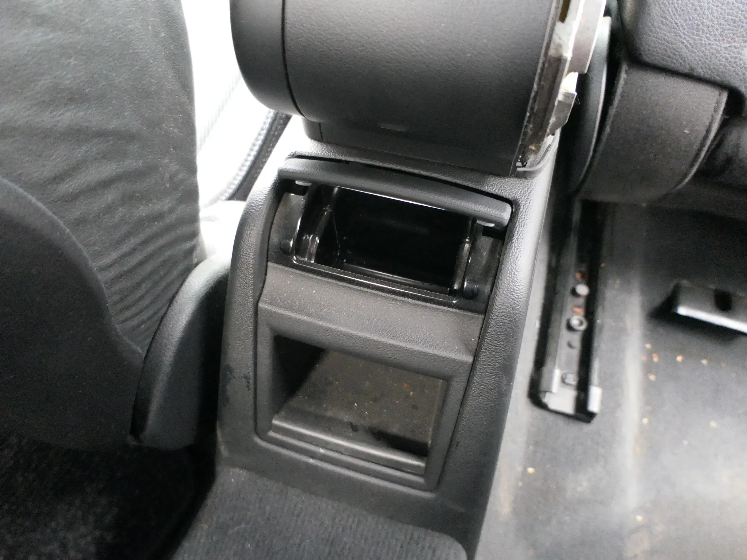 Audi A3 8P Aschenbecher Aschen Becher 8P0857961 hinten schwarz - Bild 1