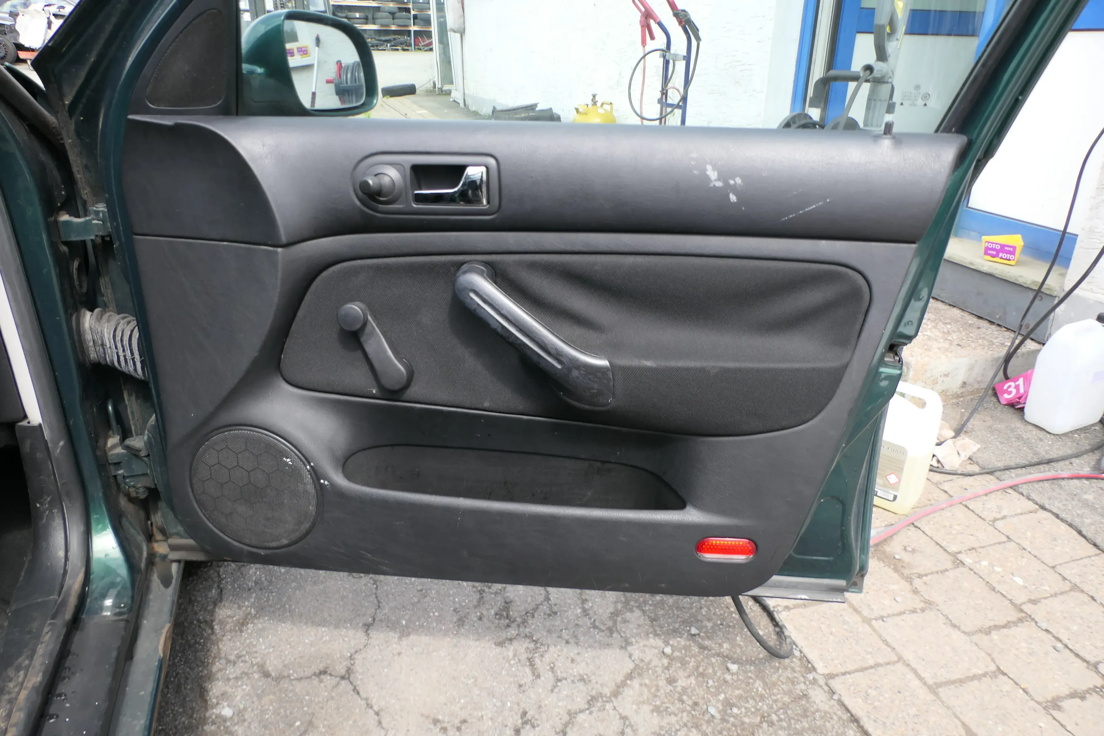 1x Golf 4 Bora Türverkleidung Verkleidung Tür vorne rechts 4/5-Türer Griff schwa - Bild 1